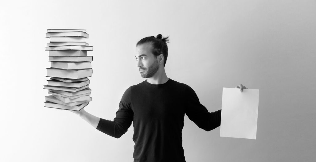 sosteniendo libros y folio